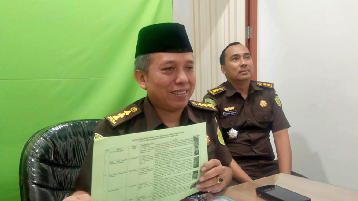 Asintel Kejati Jateng Sunarwan (berpeci) menunjukkan daftar DPO yang berhasil ditangkap.