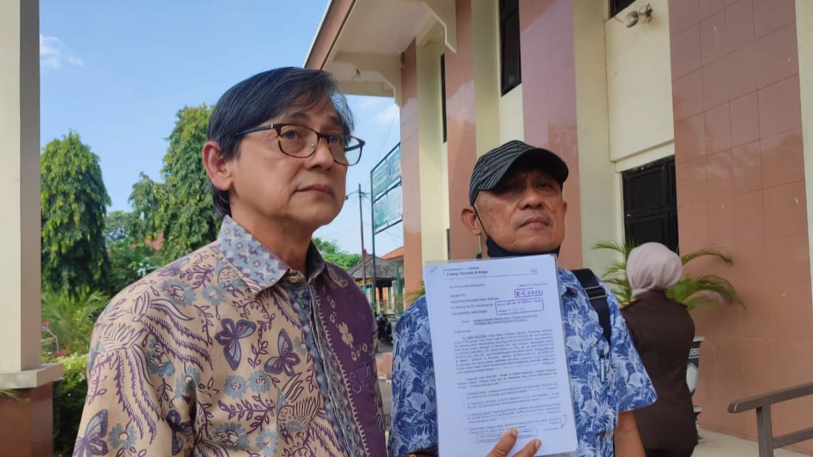 Hari Mulyono (kanan, bertopi) didampingi kuasa hukumnya usai mengikuti sidang pembacaan gugatan di PN Semarang.