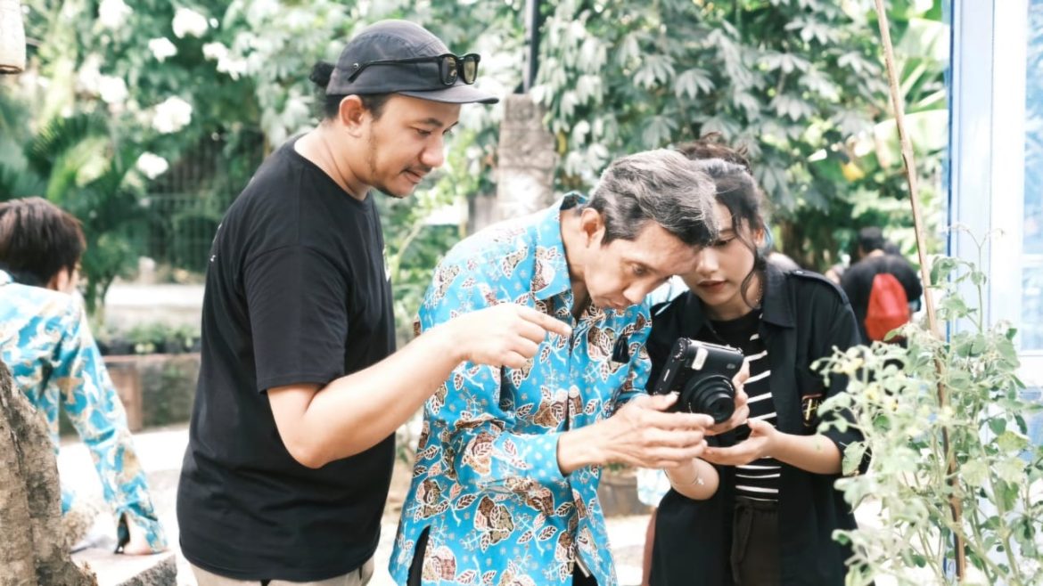 Disabilitas netra yang tergabung dalam Persatuan Tunanetra Indonesia (Pertuni) Kota Semarang belajar fotografi.