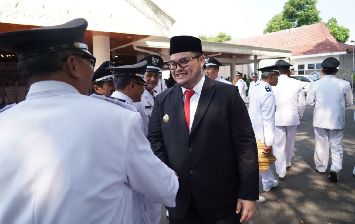 Bupati Kediri Hanindhito Himawan Pramana (Mas Dhito) menyalami para kepala desa setelah penyerahan SK perpanjangan masa jabatan kades.
