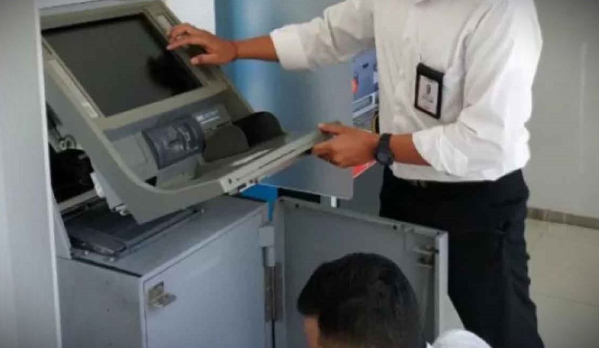Ilustrasi petugas sedang mengisi uang pada mesin Anjungan Tunai Mandiri (ATM).