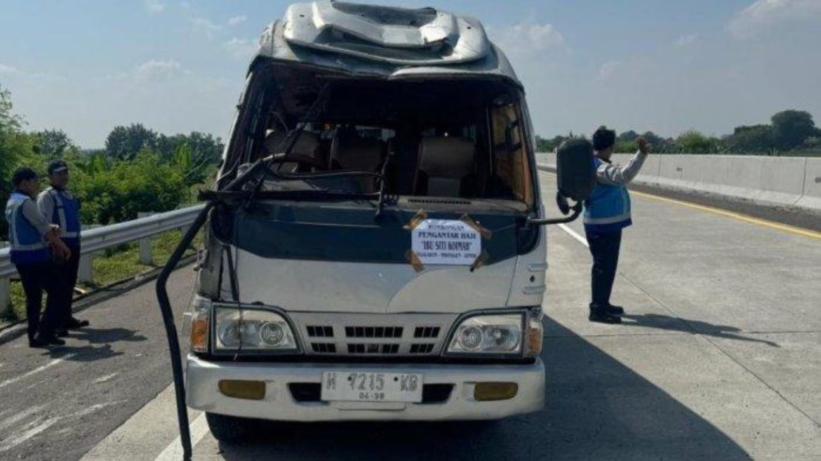 Kendaraan rombongan pengantar calon jemaah haji asal Demak ringsek, setelah alami kecelakaan di Tol Boyolali, kemarin.