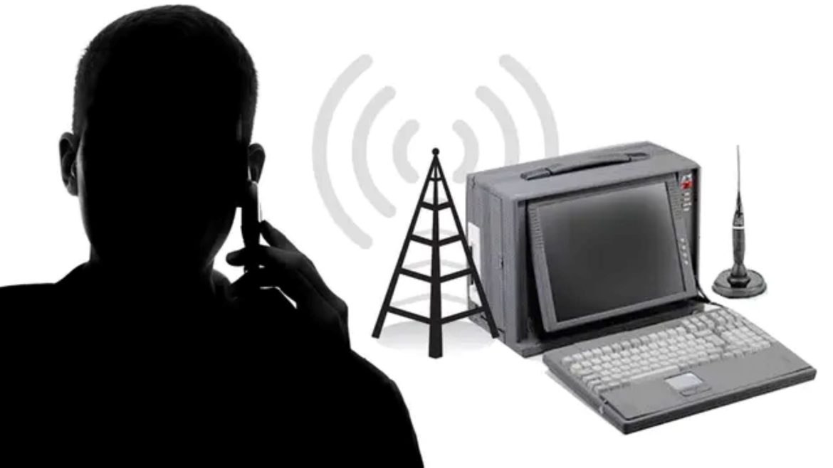 Ilustrasi pengguna ponsel disadap menggunakan alat sadap canggih.