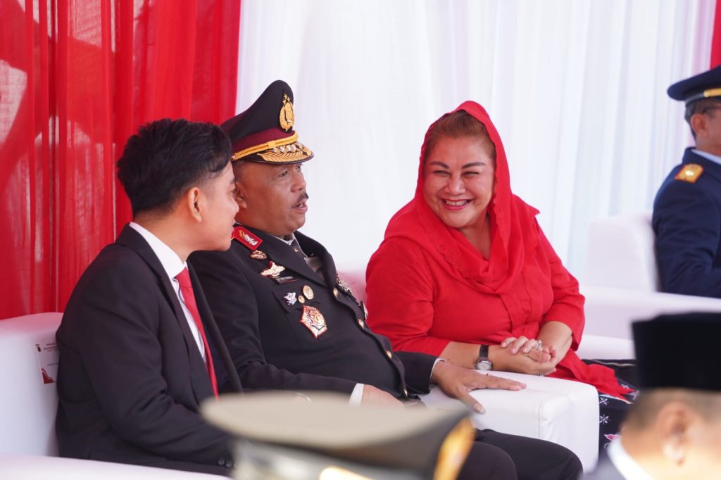 Wali Kota Semarang, Hevearita Gunaryanti Rahayu bersama Wakapolda Jateng, Brigjen Agus Suryonugroho, Wali Kota Surakarta yang juga calon Wakil Presiden Terpilih, Gibran Rakabuming Raka saat menghadiri Peringatan Hari Ulang Tahun Bhayangkara ke-78 yang diselenggarakan Polda Jateng di Jalan Pemuda, Kota Semarang, Senin (1/7/2024). (Ist)