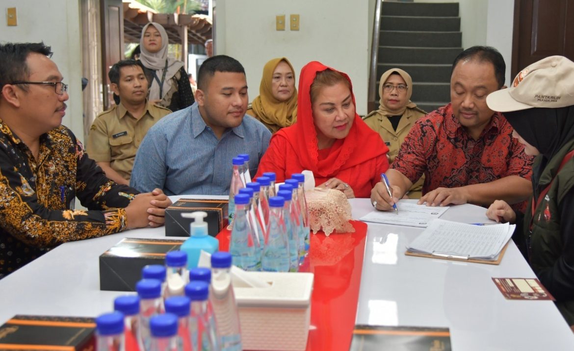 Wali Kota Semarang, Hevearita Gunaryanti Rahayu didampingi sang suami Alwin Basri dan Muhammad Farras Razin Pradana melakukan Coklit di kediamannya, Senin (1/7/2024).