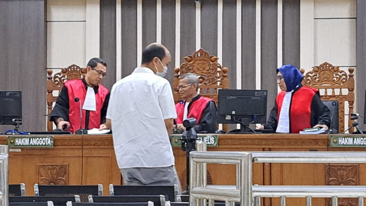Terdakwa korupsi Bank Jateng beranjak dari ruang sidang usai mendengarkan vonis majelis hakim Pengadilan Tipikor Semarang.