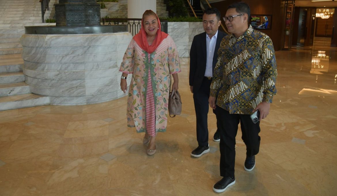 Wali Kota Semarang, Hevearita Gunaryanti Rahayu melakukan pertemuan dengan jajaran Direksi PT Kereta Api Indonesia (Persero) untuk melanjutkan kerja sama terkait pengembangan transportasi publik Autonomous Rail Rapid Transit (ART) di Jakarta, Senin (8/7/2024).