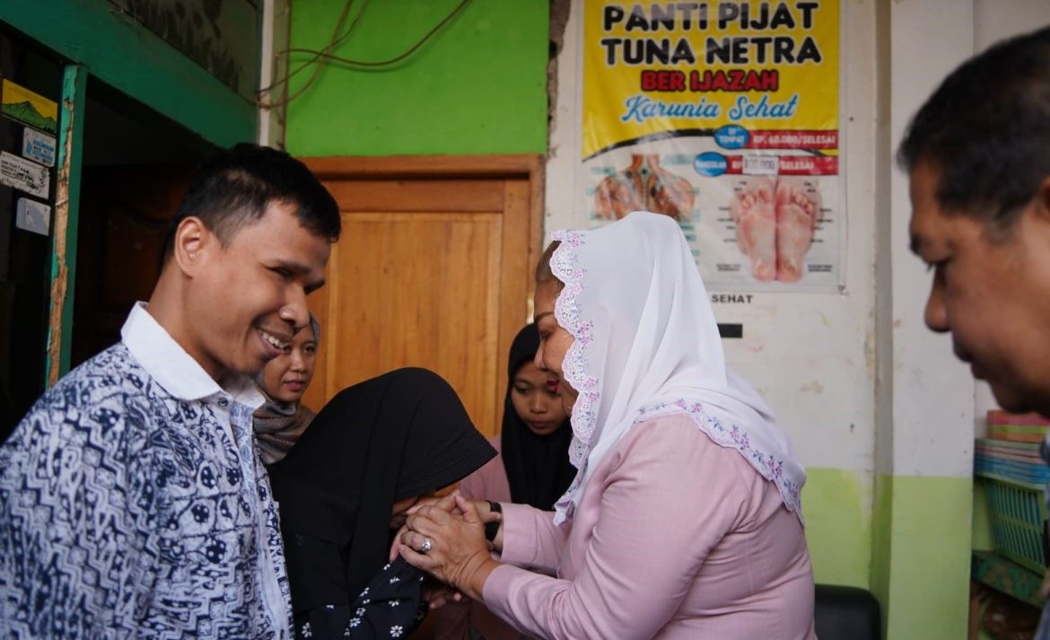 Wali Kota Semarang, Hevearita Gunaryanti Rahayu saat mendatangi rumah keluarga Vita Azahra dan menjadikannya sebagai anak asuhnya lewat Program Gerbang Harapan.