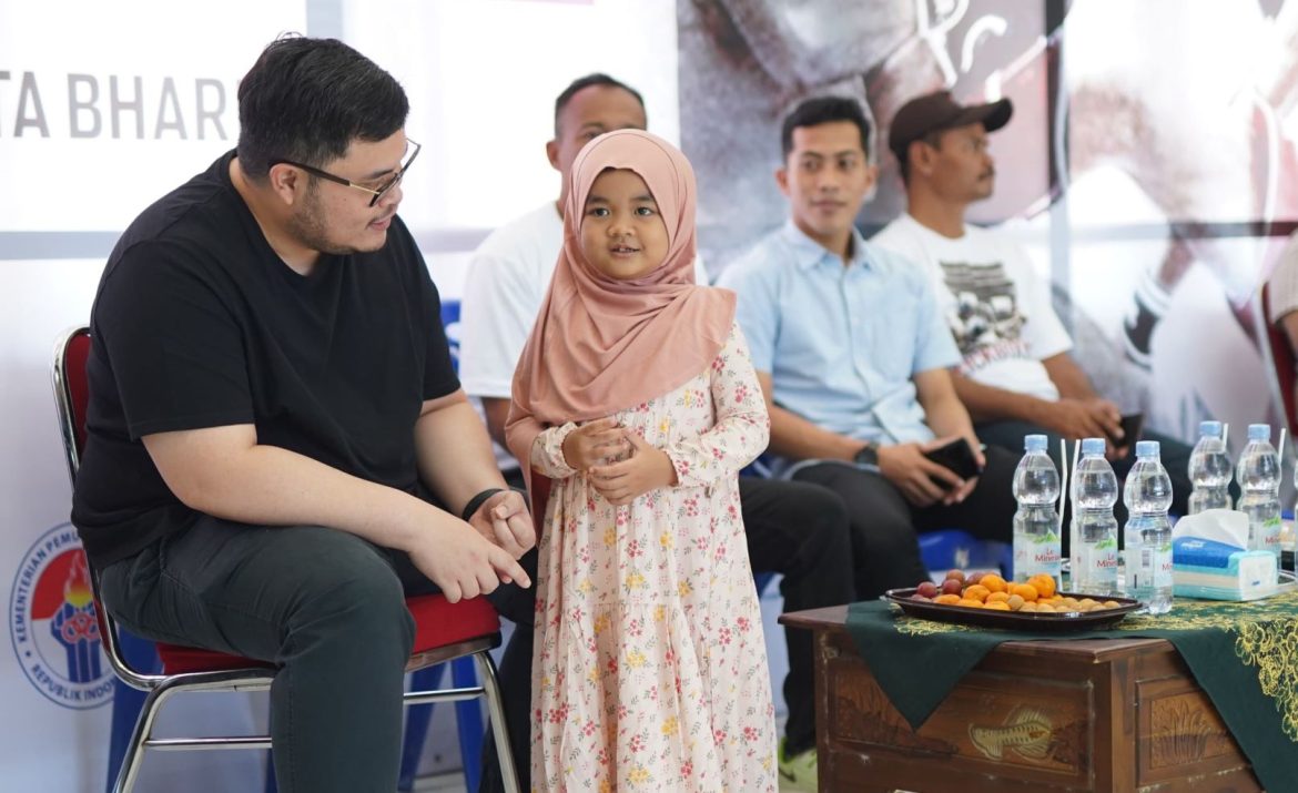 Seorang anak TK bernama Aya mengajak ngobrol Bupati Kediri Hanindhito Himawan Pramana yang disebutnya sebagai om bupati gemoy.