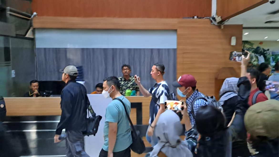 Petugas jaga Gedung Moch Ichsan Balai Kota tetap melaksanakan pelayanan di tengah keriuahan penggeledahan KPK