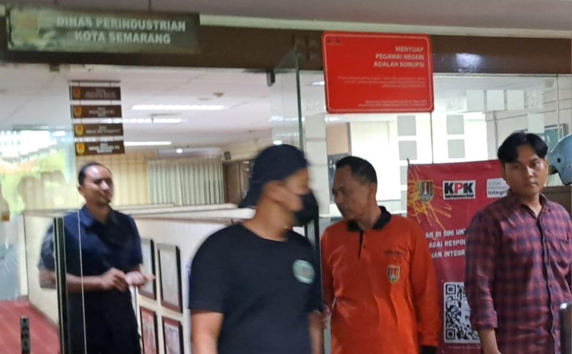 Penyidik KPK tak mengenakan rompi keluar dari kantor Disperin Kota Semarang.
