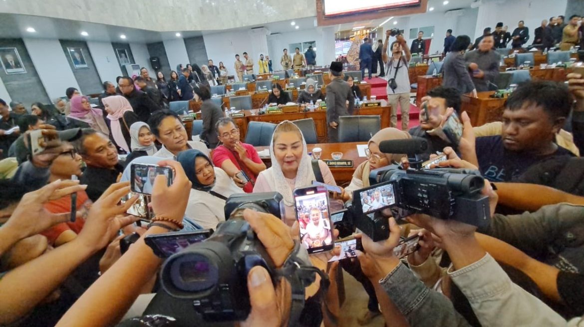 Wali Kota Semarang, Hevearita Gunaryanti Rahayu (Mbak Ita), diwawancara wartawan setelah rapat paripurna di DPRD Kota Semarang, Senin (22/7/2024).