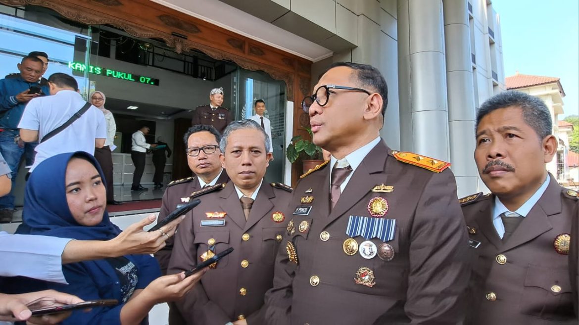 Kepala Kejati Jateng (berkacamata) memberi keterangan pers usai merayakan HBA.