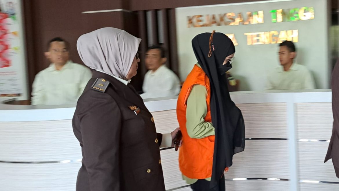 Tersangka penggelapan dana nasabah bank BUMN di Purbalingga, DP berjalan menuju mobil tahanan usai diperiksa di Kejati Jateng, Selasa (23/7/2024).