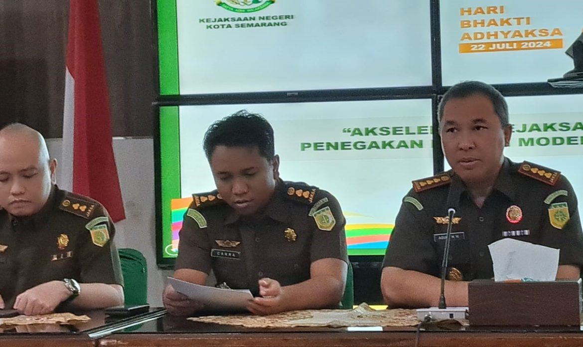 Kajari Kota Semarang (dari kanan) didampingi Kasi Intel saat rilis kinerja tahunan.