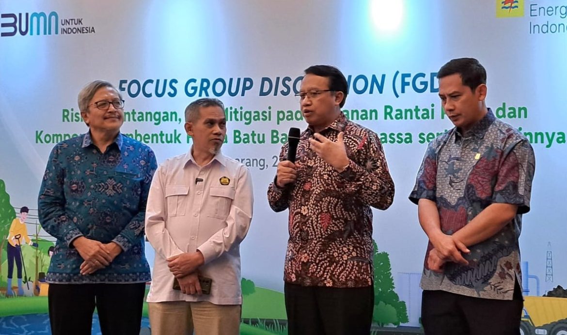 Direktur Utama PT PLN EPI, Iwan Agung Firstantara (kedua kanan) memberi keterangan pers usai FGD di Semarang.