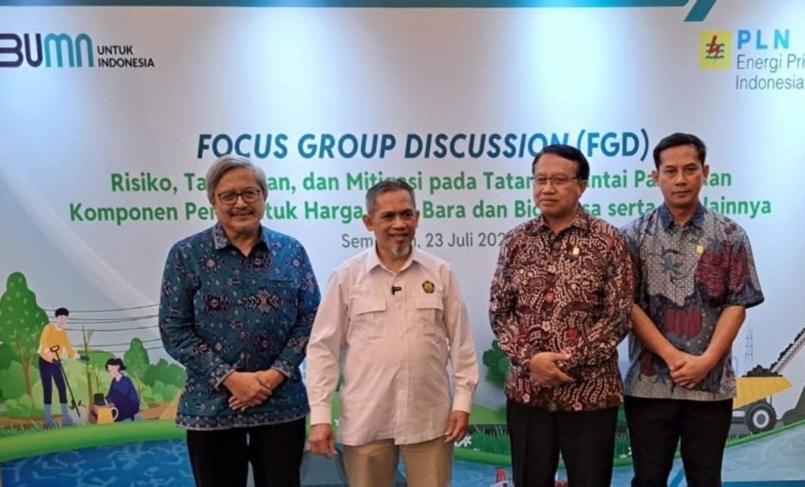 Direktur Utama PT PLN EPI, Iwan Agung Firstantara (kedua kanan) saat mengikuti FGD di Semarang.