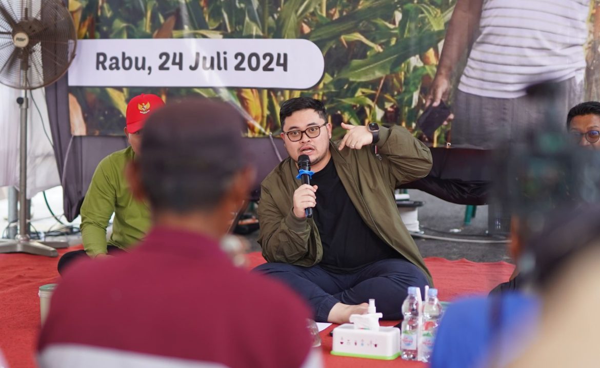 Bupati Kediri Hanindhito Himawan Pramana mengajak diskusi para petani dalam kegiatan Farm Field Day (FFD) Parade Jagung Kediri 2024.