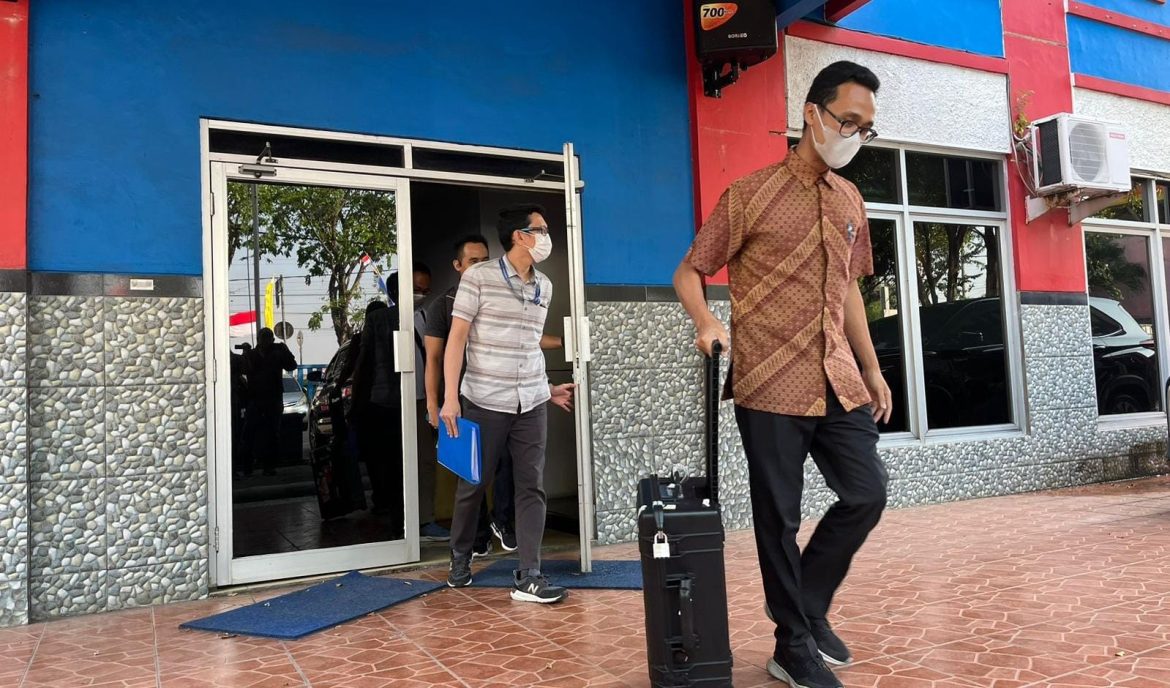 Petugas KPK seusai menggeledah kantor Damkar Kota Semarang, Kamis (25/7/2024).