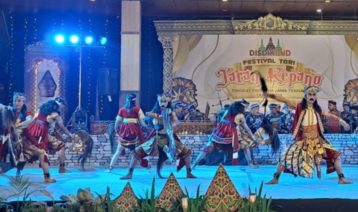 Grup kesenian jaran kepang sedang tampil di Museum Ranggawarsita Jawa Tengah di Semarang