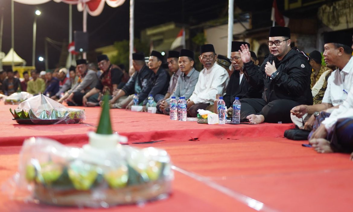 Bupati Kediri Hanindhito Himawan Pramana berbaur langsung dengan warga desa, saat tasyakuran menjelang peresmian Jembatan Jongbiru.