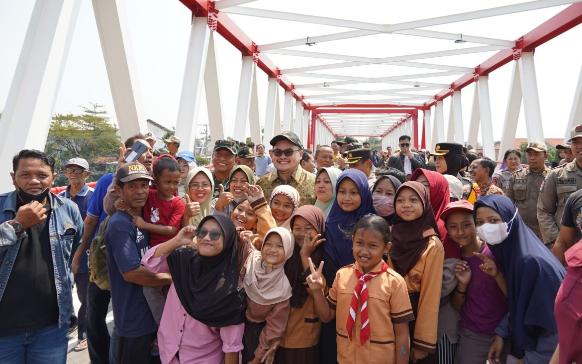 Warga Kediri, berfoto bersama Bupati Mas Dhito, saat peresmian Jembatan Jongbiru.