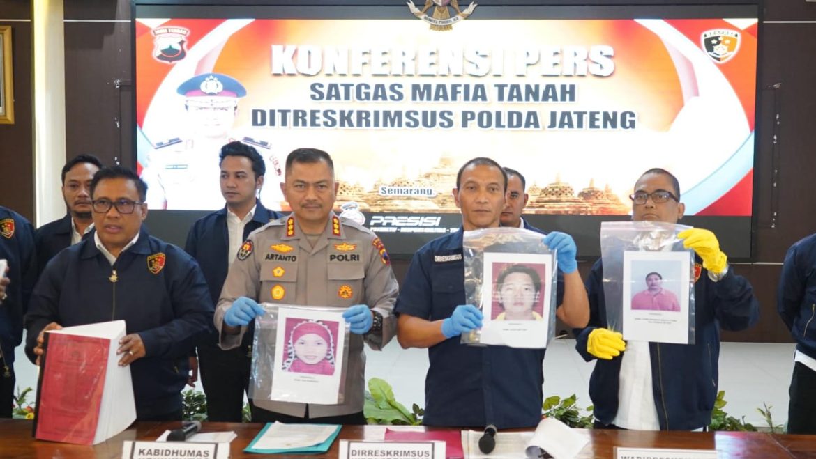 Polda Jateng menunjukkan barang bukti kasus mafia tanah di Salatiga.