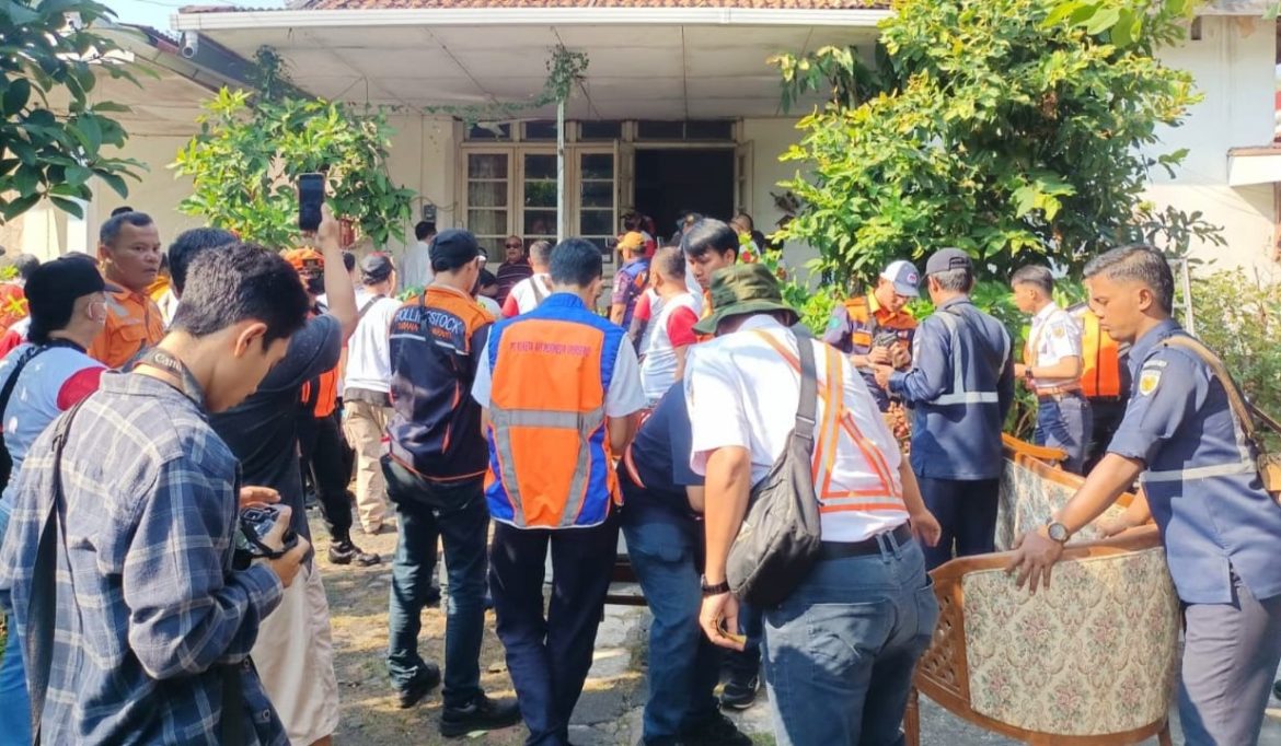 Petugas KAI mengosongkan 7 rumah dinas di wilayah Gergaji, Kota Semarang.