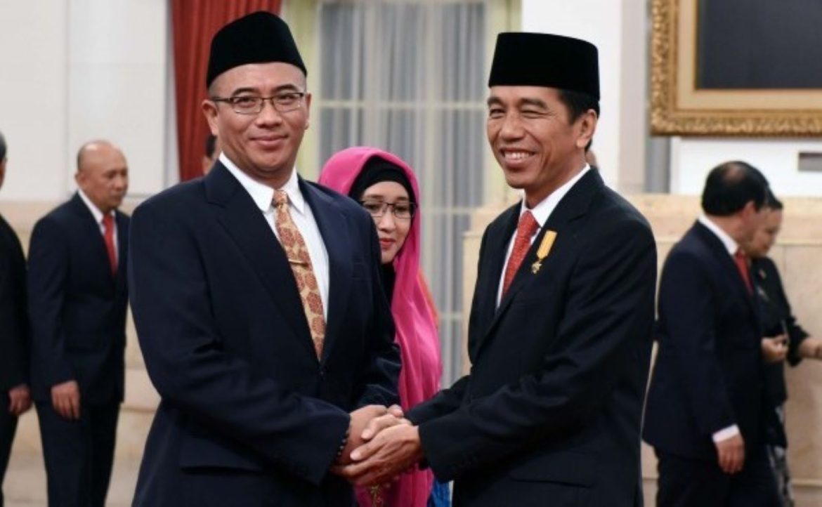 Hasyim Asyari (kiri) dan Presiden Joko Widodo (kanan).