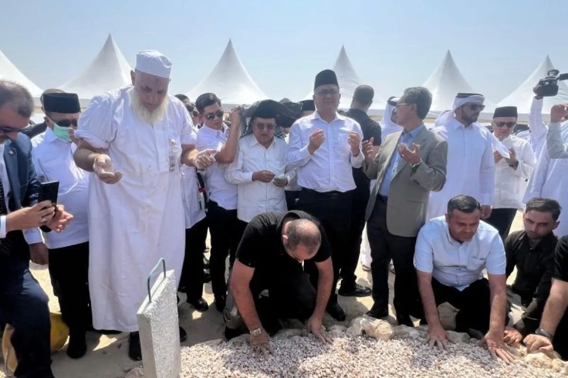 Wakil Presiden ke-10 dan 12 Republik Indonesia (RI), Jusuf Kalla atau JK menghadiri  pemakaman pimpinan politik Hamas Ismail Haniyeh di Qatar.