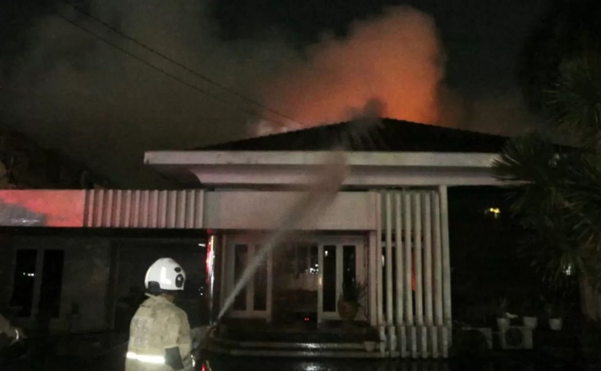 Kebakaran menghanguskan dua rumah mewah di Jalan Gajahmada, Semarang, Senin (5/8/2024). Api berasal dari rumah di samping RM Lombok Ijo.