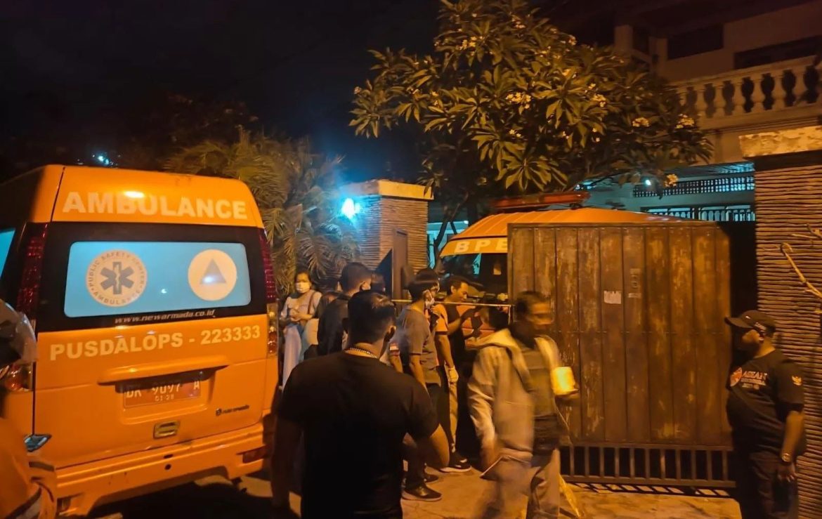 Petugas mengevakuasi mayat eks Bupati Jembrana dan istri, dari rumah pasangan tersebut di Denpasar, Bali.