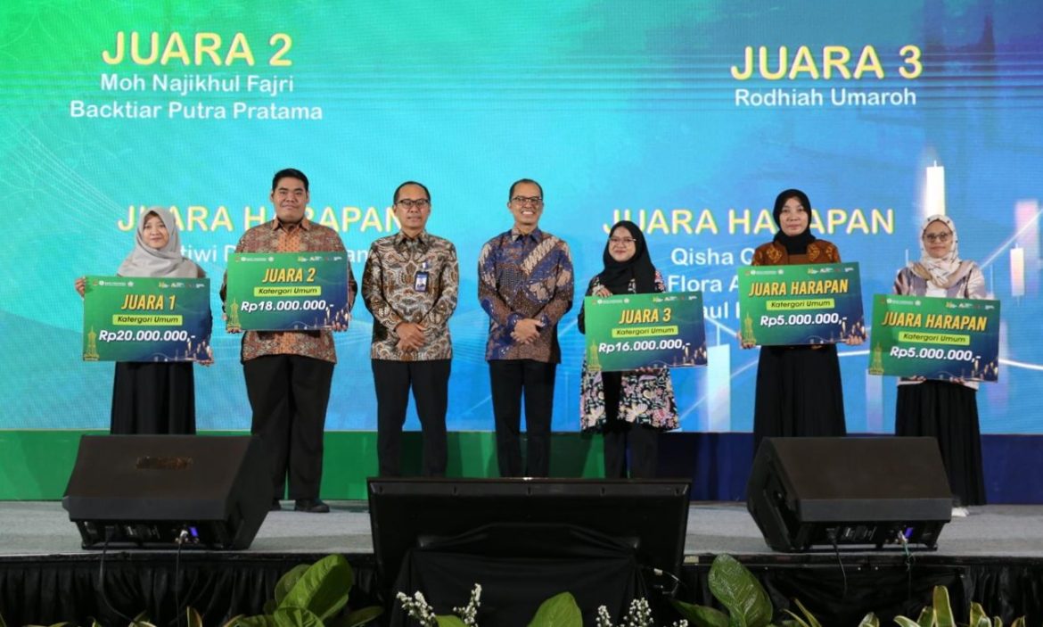 Para pemenang Call for Paper JEF 2024 menerima hadiah dari penyelenggara.