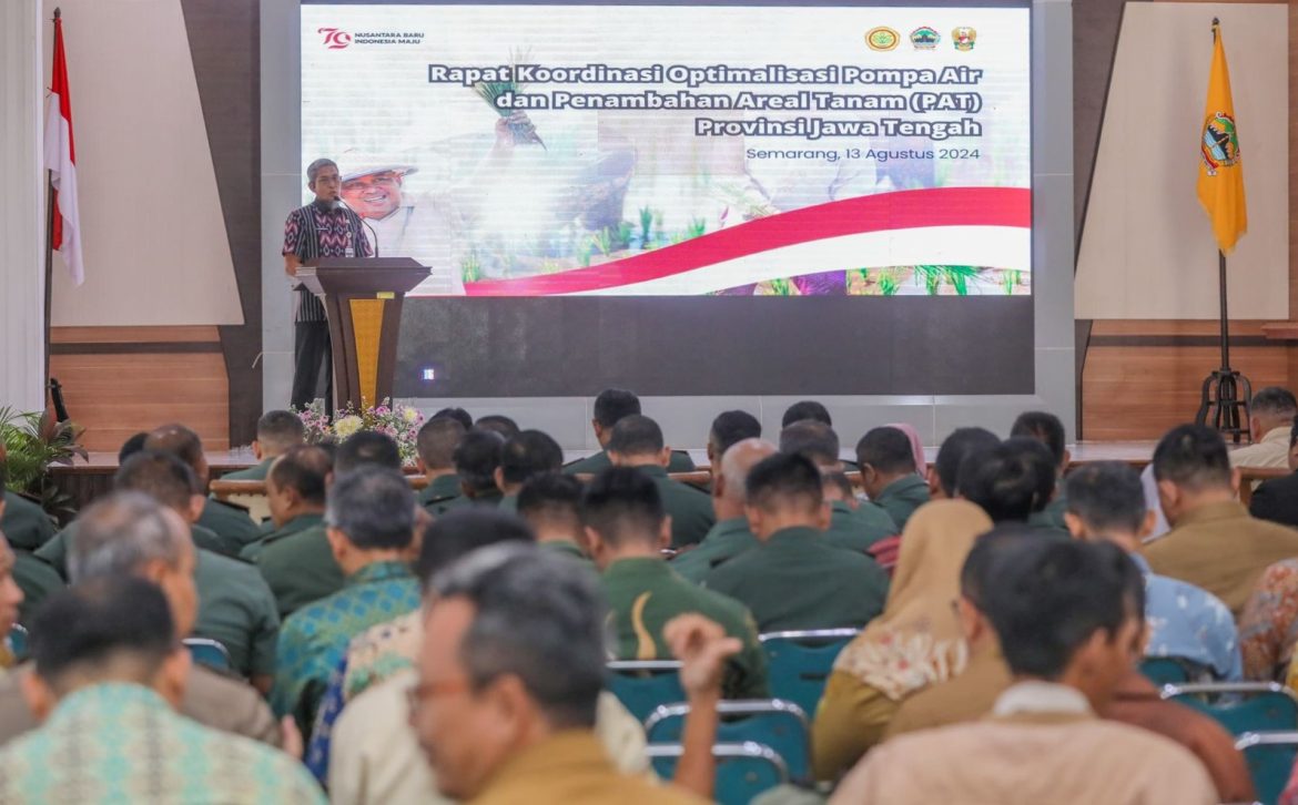 Sekda Jateng Sumarno memberi sambutan saat rapat koordinasi optimalisasi pompanisasi dan penambahan areal tanam (PAT) di Wisma Perdamaian Semarang, Selasa (13/8/2024).