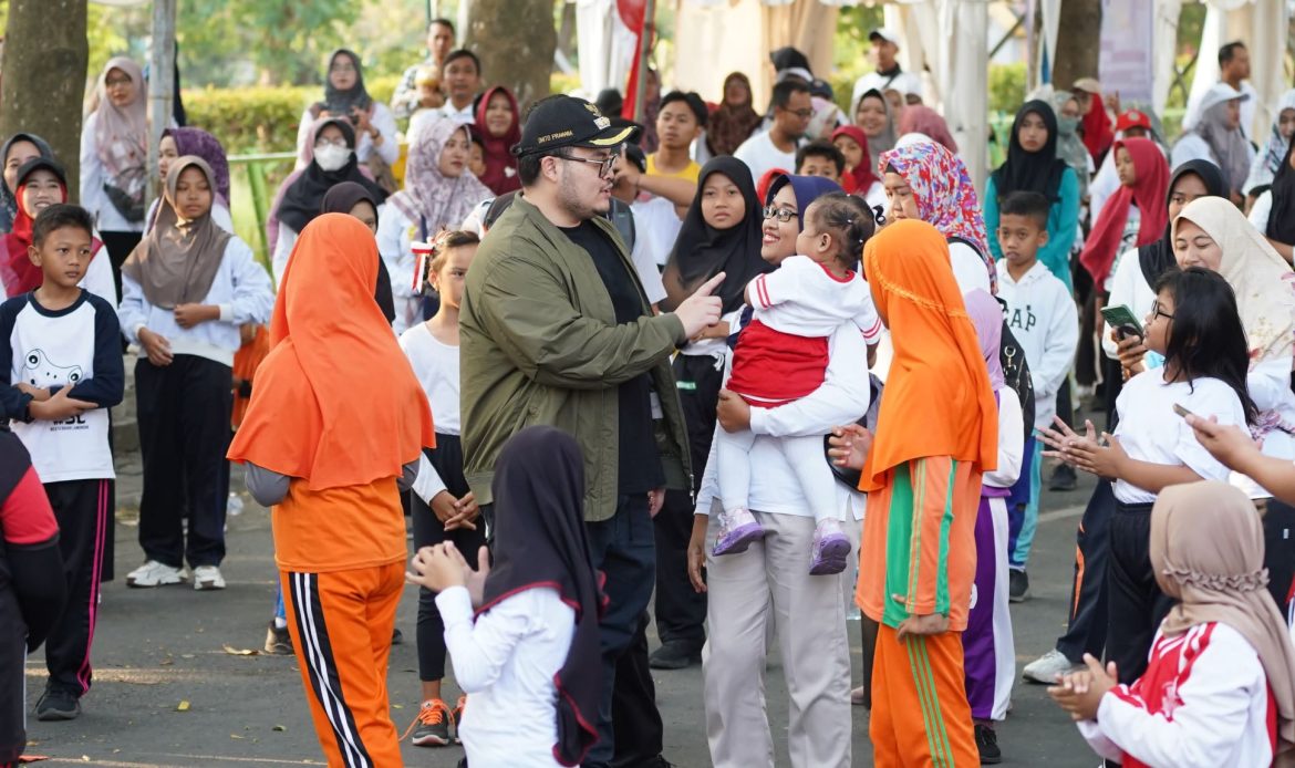 Kedatangan Bupati Hanindhito Himawan Pramana pada acara Senam Guru Indonesia dan Gerakan Sekolah Sehat di Taman Hijau Simpang Lima Gumul disambut antusias oleh ribuan guru Pegawai Pemerintah dengan Perjanjian Kerja (PPPK), Kamis (15/8/2024) sore.