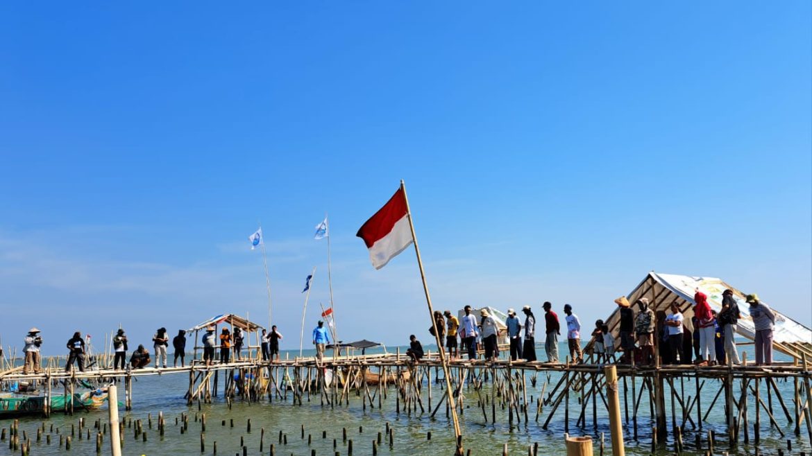 Nelayan di Kampung Tambakrejo, Tanjungmas, Kota Semarang menggelar upacara 17 Agustus memperingati HUT ke-79 RI di tengah laut, Sabtu (17/8/2024).