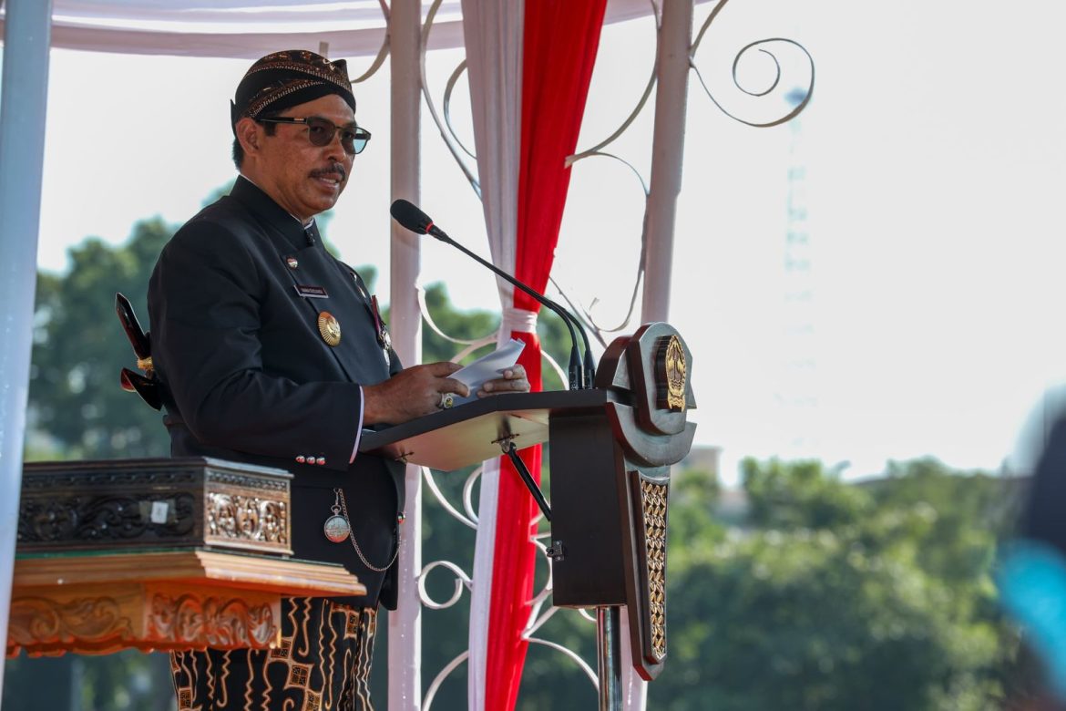 Penjabat (Pj) Gubernur Jateng, Nana Sudjana, mengungkap prestasi Pemprov Jateng saat upacara HUT ke-79 RI: pertumbuhan ekonomi 4,92 persen.