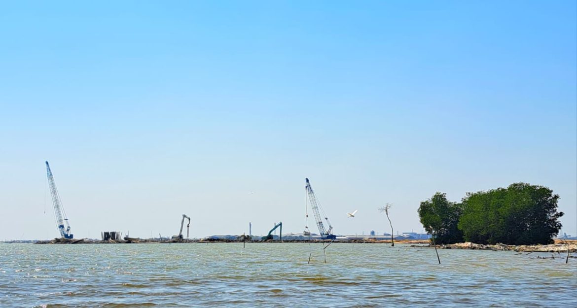 Proyek Tol dan Tanggul Laut Semarang-Demak sesi I sedang proses dibangun.