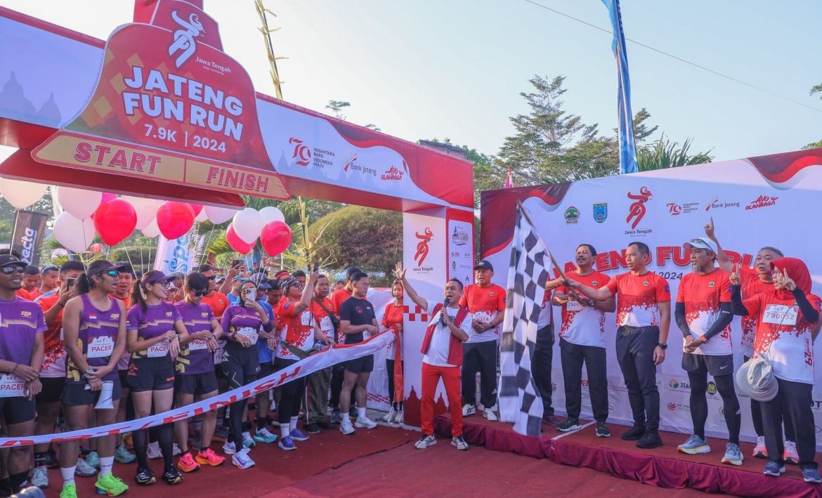 Ribuan warga dari berbagai daerah di Jawa Tengah ikuti Fun Run Hari Jadi ke-79 tahun Provinsi Jateng, di Kota Salatiga, Minggu (18/8/2024).