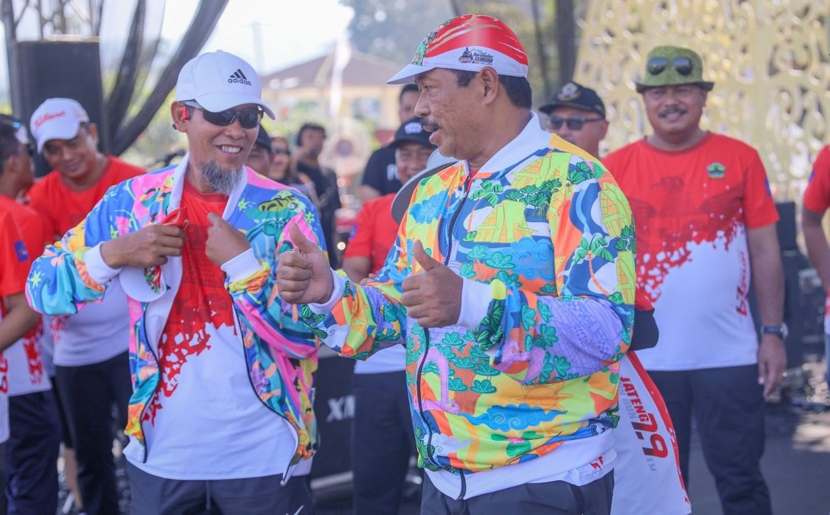 Pj Gubernur Jawa Tenga, Nana Sudjana meluncurkan jersey event sport tourism Bank Jateng Tour de Borobudur, Salatiga, Minggu (18/8/2024).