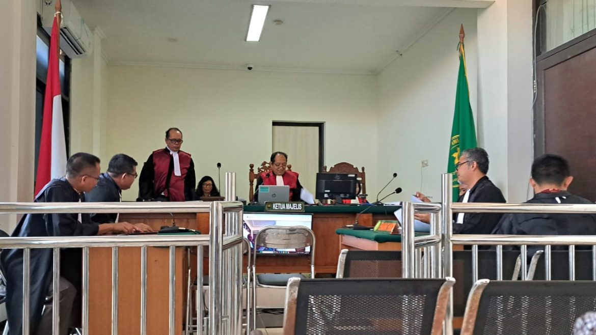 Majelis hakim menyidangkan perkara korupsi dana pengelolaan parkir Kota Pekalongan.