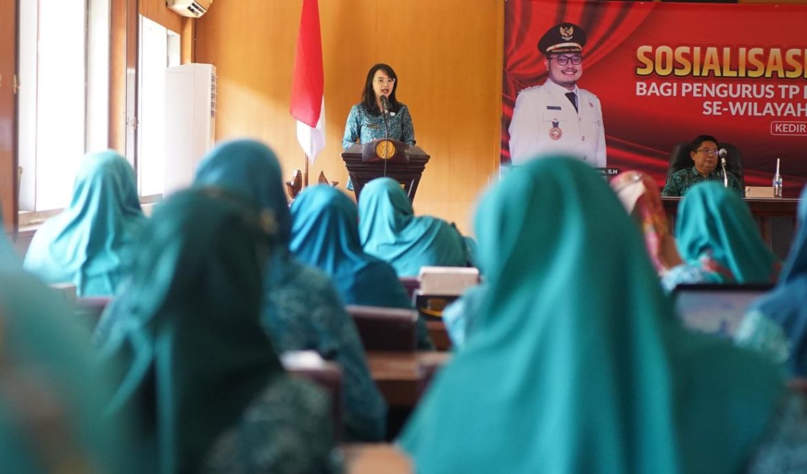 Ketua TP PKK Kabupaten Kediri, Mbak Cicha, menyosialisasikan aplikasi Sistem Informasi Manajemen (SIM) kepada kader PKK.