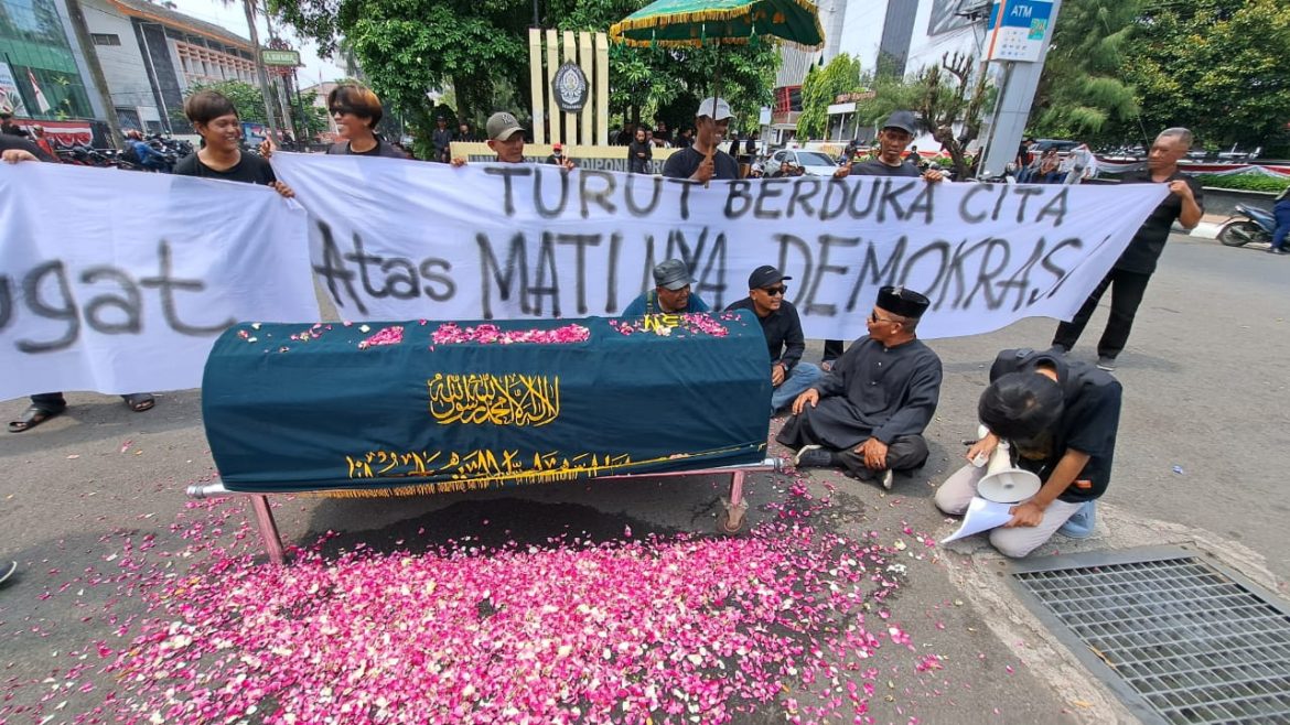 Aliansi Masyarakat Kota Semarang Menggugat, gelar aksi demonstrasi #KawalPutusanMK di Jalan Pahlawan, Kamis (22/8/2024). Massa bawa keranda mayat, simbol matinya demokrasi.