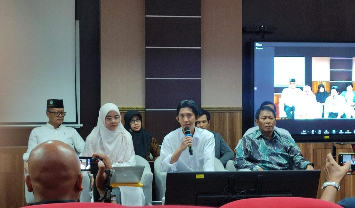 Dekan FK Undip saat menjelaskan kasus kematian mahasiswinya.