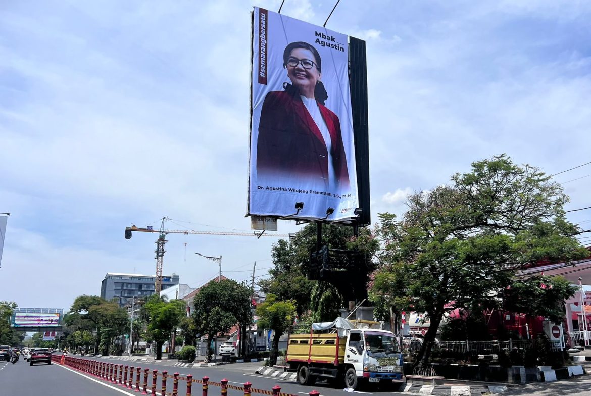 Baliho bergambar Agustina Wilujeng, bakal calon Wali Kota Semarang dari PDIP, pada Pilwakot Semarang 2024.