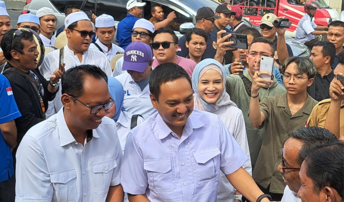 Yoyok Sukawi-Joko Santoso saat mendaftar di KPU Kota Semarang.