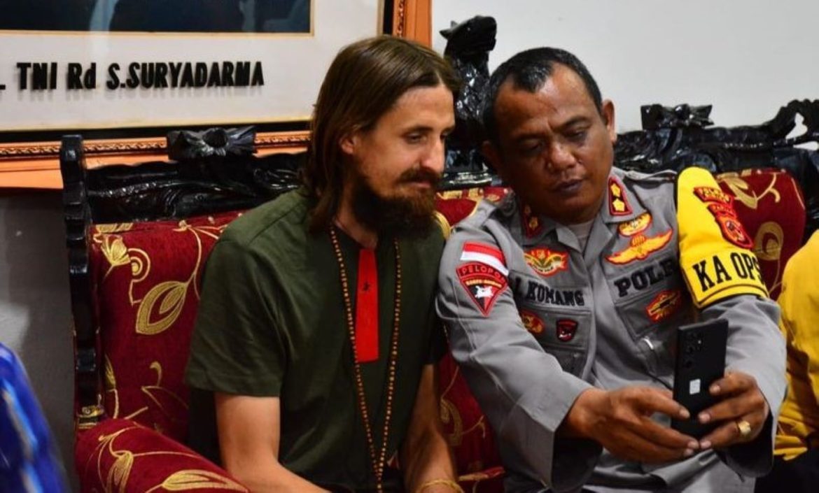 Pilot Susi Air Philip Mark Mehrtens berhasil dibebaskan tanpa melalui operasi militer.