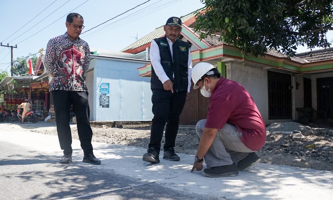 Kepala Dinas PUPR Ngawi Sadli, dan Bupati Ngawi Ony Anwar (tengah), tinjau pembangunan infrastruktur jalan.