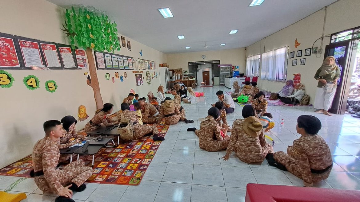 Praja IPDN berinteraksi dengan anak-anak stunting di Rumah Pelita Manyaran Semarang.