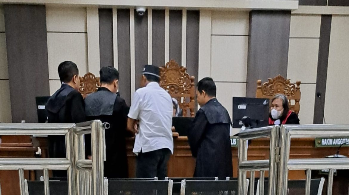 Eks Ketua KONI Kudus, Imam Triyanto (berbaju putih) menjalani sidang di pengadilan.